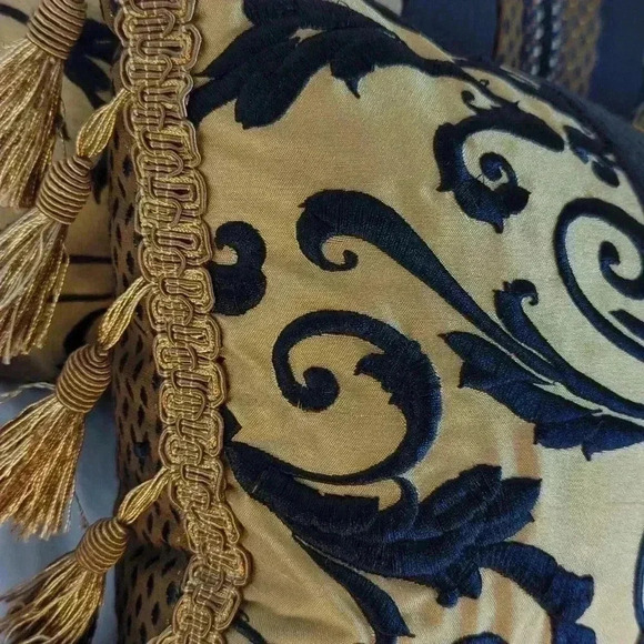 Croscill home pillows 19 x 13 Pair - Picture 2 of 11